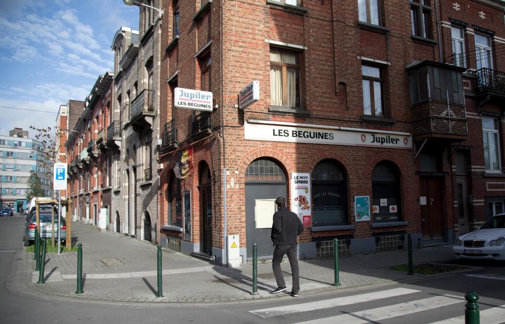 En mobiltelefon tillhörande den döde terroristen Brahim Abdeslam har hittats under en pappershög på en belgisk polisstation i Molenbeek efter att ha varit försvunnen en längre tid. (Foto: Virginia Mayo/AP-arkivbild)