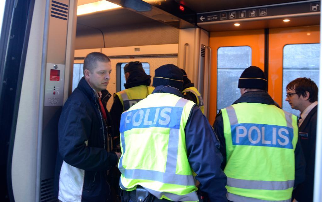 Polisen utför gränskontroll vid Hyllie station i Malmö.  (Foto: Julia Wiraeus/ TT-arkivbild)