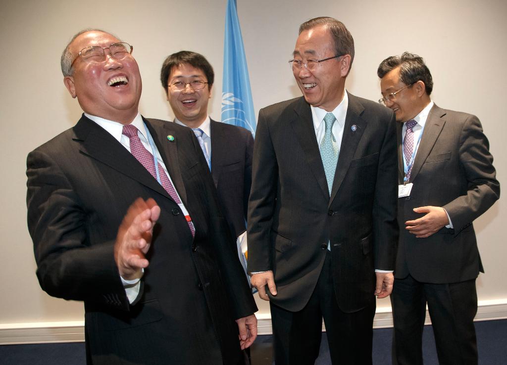 
Kinas chefsförhandlare i klimatfrågor Xie Zhenhua, till vänster, inför ett möte med FN:s generalsekreterare Ban Ki-Moon under det förra klimattoppmötet i Paris, då överenskommelsen om Parisavtalet nåddes. I bakgrunden, till höger, Kinas vice utrikesminister Liu Zhenmin. (Foto: Michel Euler/AP/TT-arkivbild)