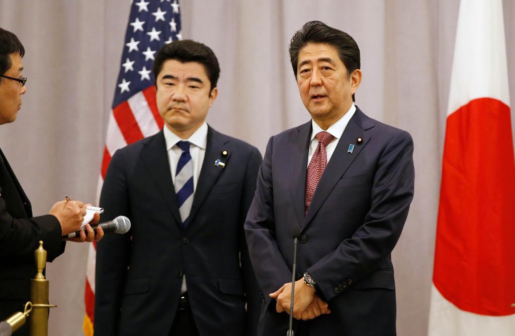 Japans premiärminister Shinzo Abe, till höger, efter sitt möte med USA:s tillträdande president Donald Trump. (Foto: Kathy Willens/AP/TT)