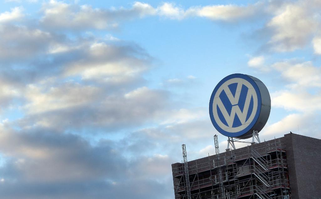 Tyska Volkswagen uppges smida planer på dramatiska nedskärningar. (Foto: Michael Sohn/AP/TT-arkivbild)