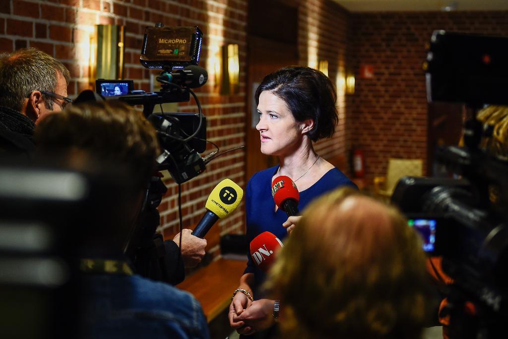 Moderaternas partiledare Anna Kinberg Batra pratar med media om sparkade Delmon Haffo, under sitt besök på Nacka Gymnasium i Stockholm. (Foto: Stina Stjernkvist/TT)