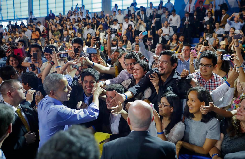 USA:s avgående president Barack Obama hälsar på åhörare efter ett framträdande i Lima, Peru. (Foto: Pablo Martinez Monsivais/AP/TT)