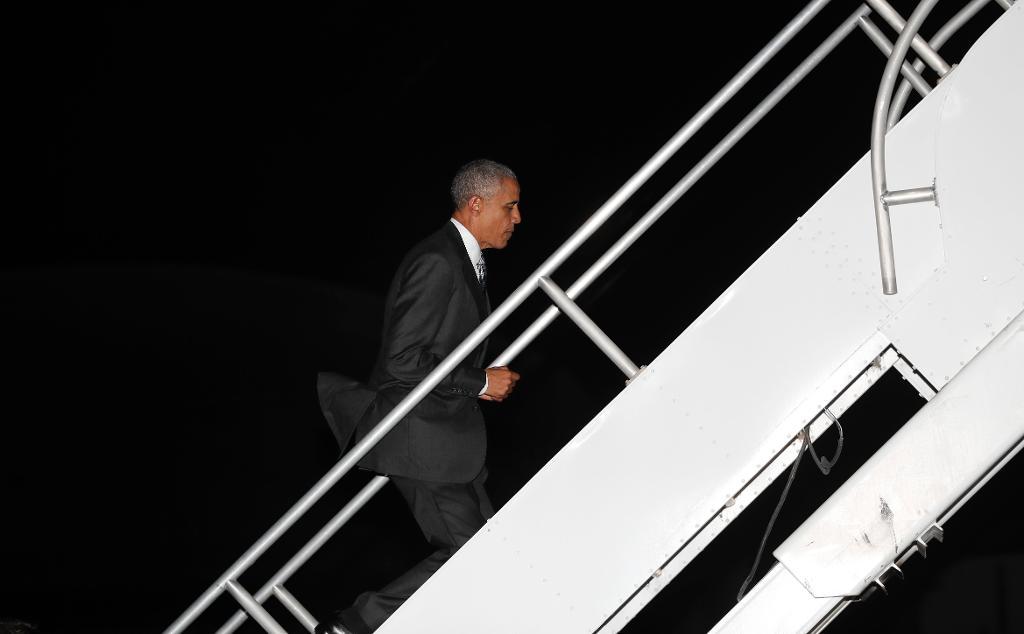 
President Barack Obama går ombord på Air Force One i Lima, efter sitt sista utländska besök som USA:s president. (Foto: Pablo Martinez Monsivais/AP/TT)