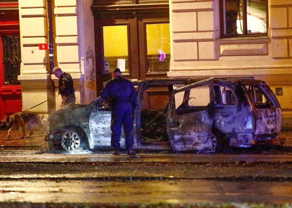 En bil blev helt utbränd i samband med skottlossningen i Göteborg. (Foto: Thomas Johansson/TT)