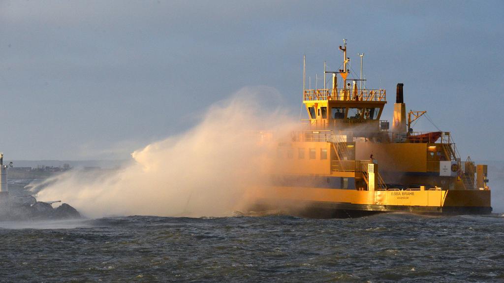 Båtfärjan Ebba Brahe på ett stormigt Vättern, vars vatten nu ska analyseras. (Foto: Johan Nilsson/TT-arkivbild)