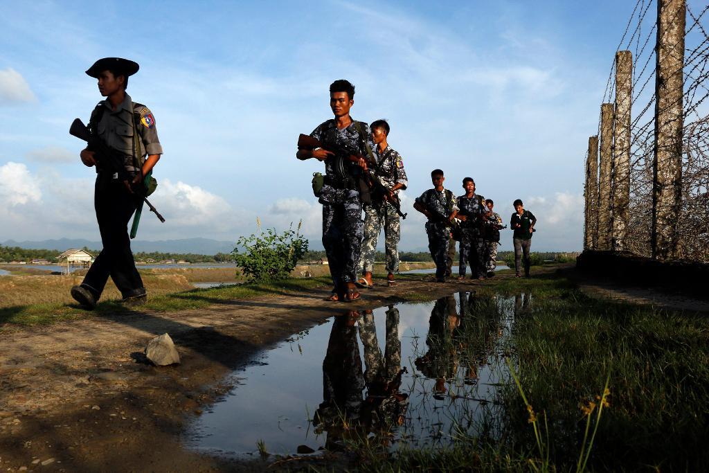 Burmesisk polis patrullerar gränsen mellan Burma och Bangladesh. (Foto: Arkivbild. Thein Zaw / TT)