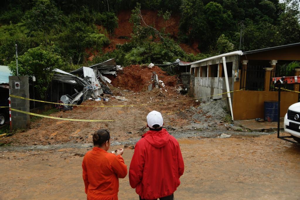 
Ett par omkom efter att ett jordskred förstörde deras hus i Arraijan utanför Panama City. Jordskredet orsakades av ett regnoväder som drog in över landet i samband med att orkanen Otto närmar sig land. (Foto: Arnulfo Franco/AP/TT)