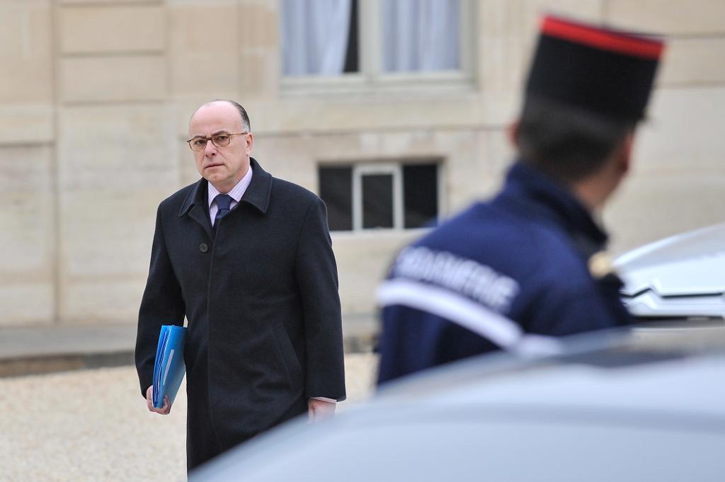 Frankrikes inrikesminister Bernard Cazeneuve utanför Élyséepalatset. (Foto: Kamil Zihnioglu/AP/TT)
