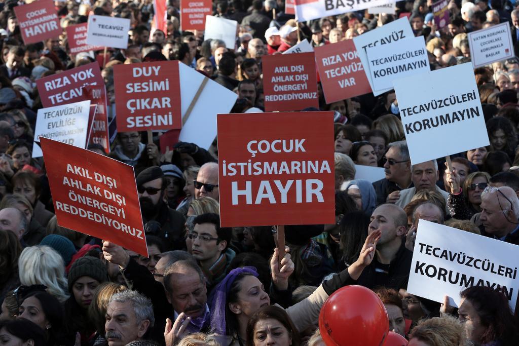 Protester mot lagförslaget utanför parlamentet i Ankara. (Foto: Burhan Ozbilici /AP/TT)