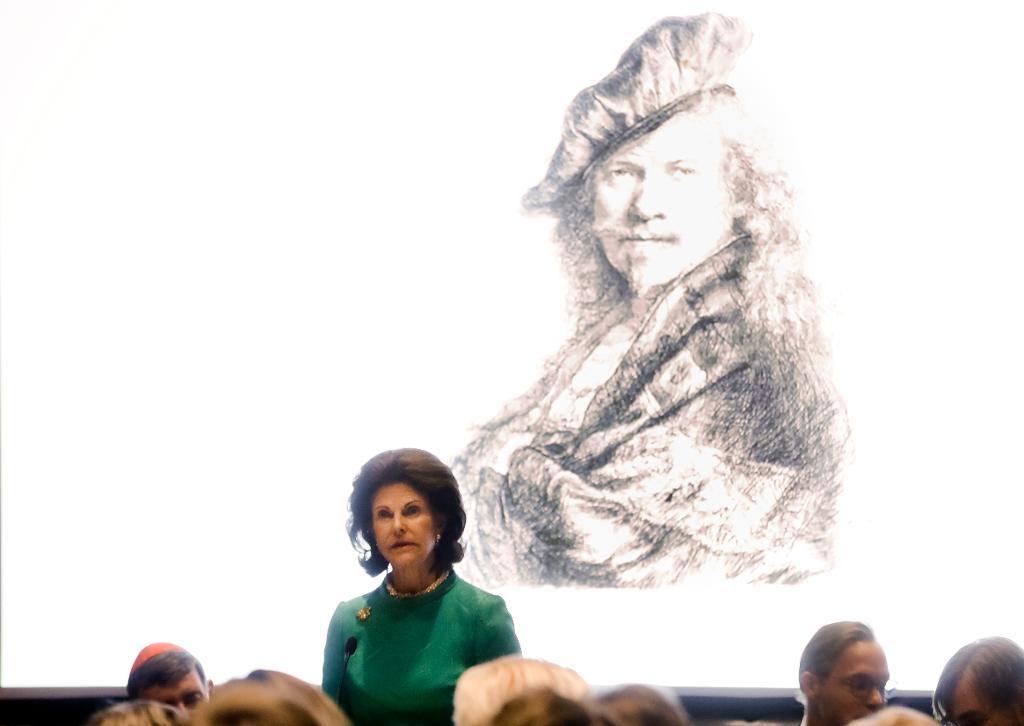 Drottning Silvia invigde Rembrandtutställningen i Vatikanen. (Foto: Gregorio Borgia/AP/TT)