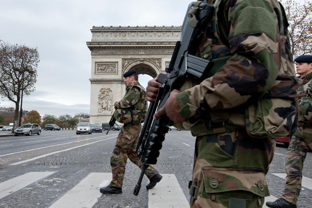 Soldater på Champs-Elysées i Paris. (Foto: Peter Dejong/AP/TT-arkivbild)