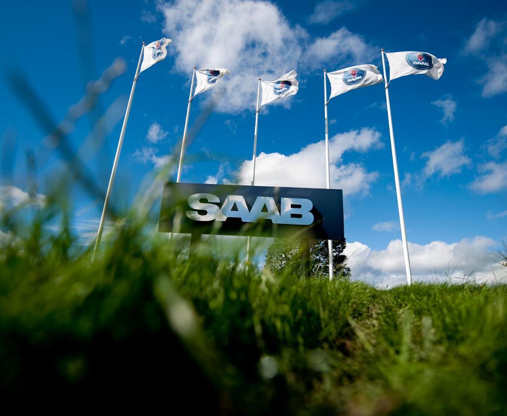 Den klassiska Saab-skylten vid fabriksområdet i Trollhättan tas nu ner. (Foto: Adam Ihse / Exponera-arkivbild)