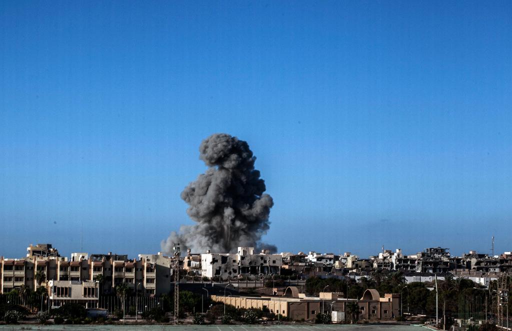 Rök stiger från ett IS-kontrollerat område i kuststaden Sirte i Libyen. (Foto: Manu Brabo/AP/TT-arkivbild)