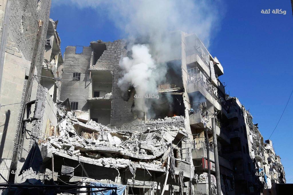 Förödelse och skadade i östra Aleppo efter bombningar i förra veckan. (Foto: Thiqa News/AP/TT)