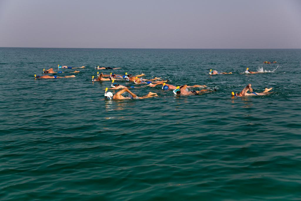 Människor simmar i Döda havet. (Foto: Ariel Schalit-arkivbild)