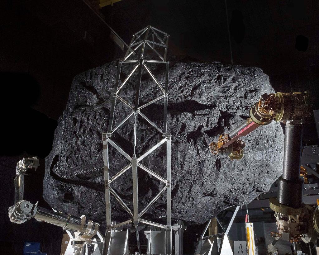Gruvdrift på asteroider kräver att man ändrar deras bana närmare jorden. Här en prototyp på en robot för detta ändamål.(Foto: AFP/NASA/TT)