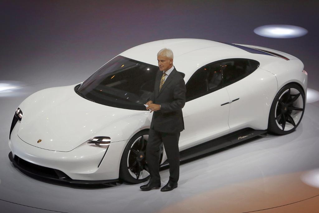 Porsches kommande avgasfria modell Mission E visas upp av dåvarande chefen Matthias Müller - nu vd för VW - förra året. (Foto: Fredrik von Erichsen /DPA/AP)
