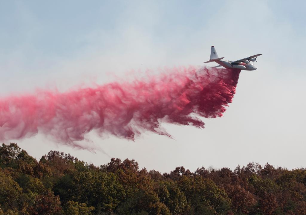 Den amerikanska skogsvårdsmyndigheten försöker genom besprutning hejda spridningen av markbränderna. (Foto: Dan Henry/AP/TT)