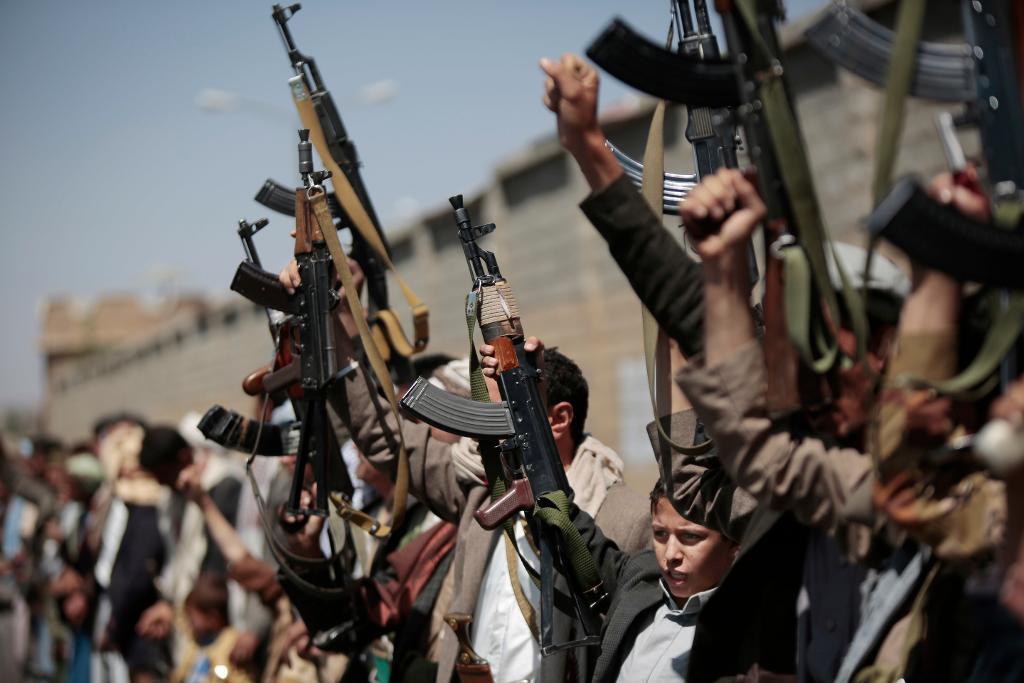 Huthirebeller håller upp sina vapen. I en ny rapport pekas en vapensmugglingsväg från Iran via Somalia till Jemen ut. (Foto: Hani Mohammed/AP/TT-arkivbild)