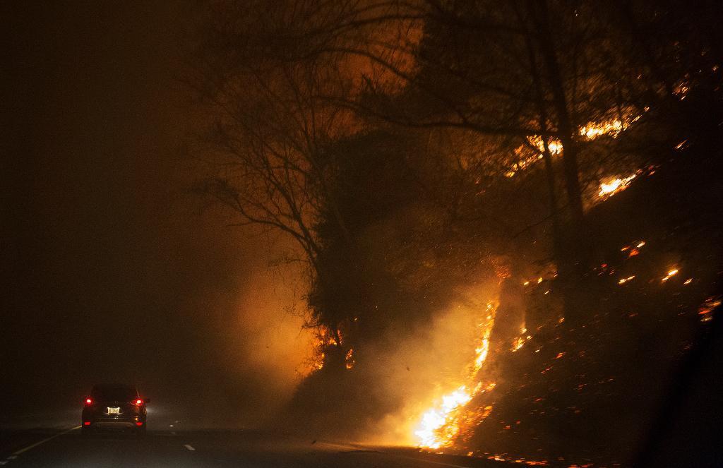
Bränder i närheten av vägen mellan Gatlinburg och Pigeon Forge. (Foto: Jessica Tezak/AP/TT)