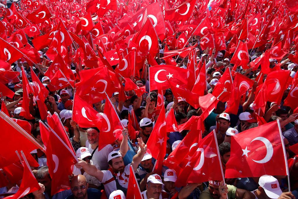 Turkiska flaggor under en demonstration i Istanbul. (Foto: Emrah Gurel arkivbild)