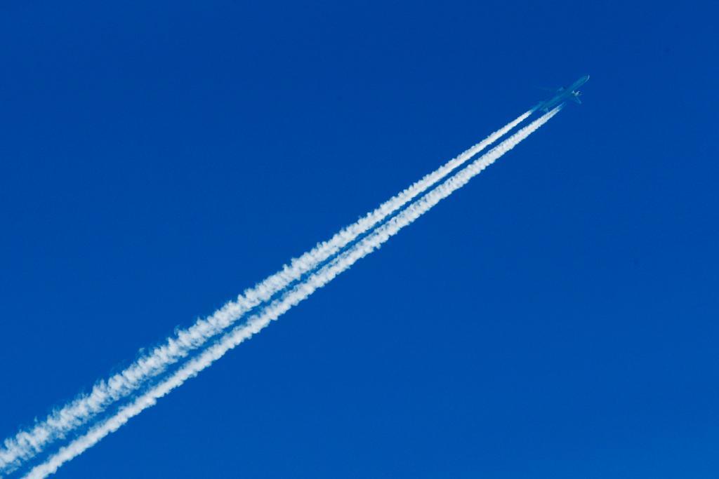 Kondensstrimmor efter ett flygplan. (Foto: Larsen, Håkon Mosvold/NTB Scanpix/TT-arkivbild)