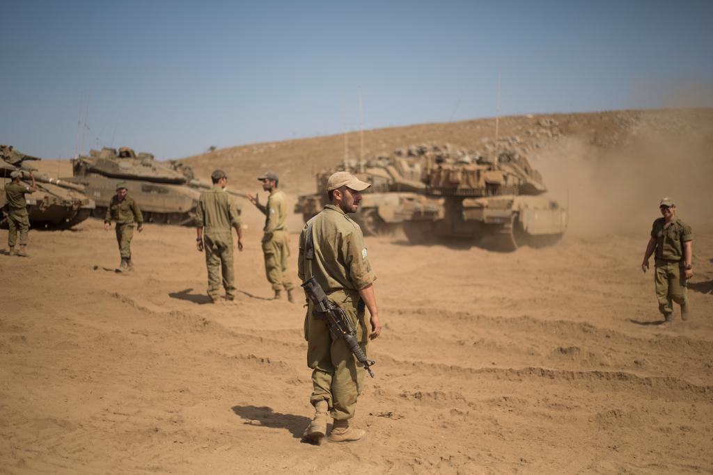 Israeliska soldater i Golanhöjderna. (Foto: Ariel Schalit/AP/TT-arkivbild)