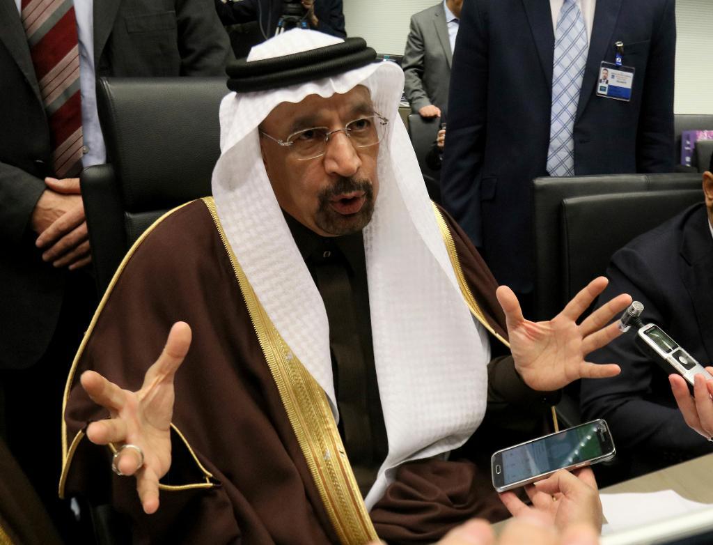 Khalid Al-Falih Minister, Saudiarabiens energiminister, talar med journalister vid Opecmötet i Wien. (Foto: Ronald Zak)