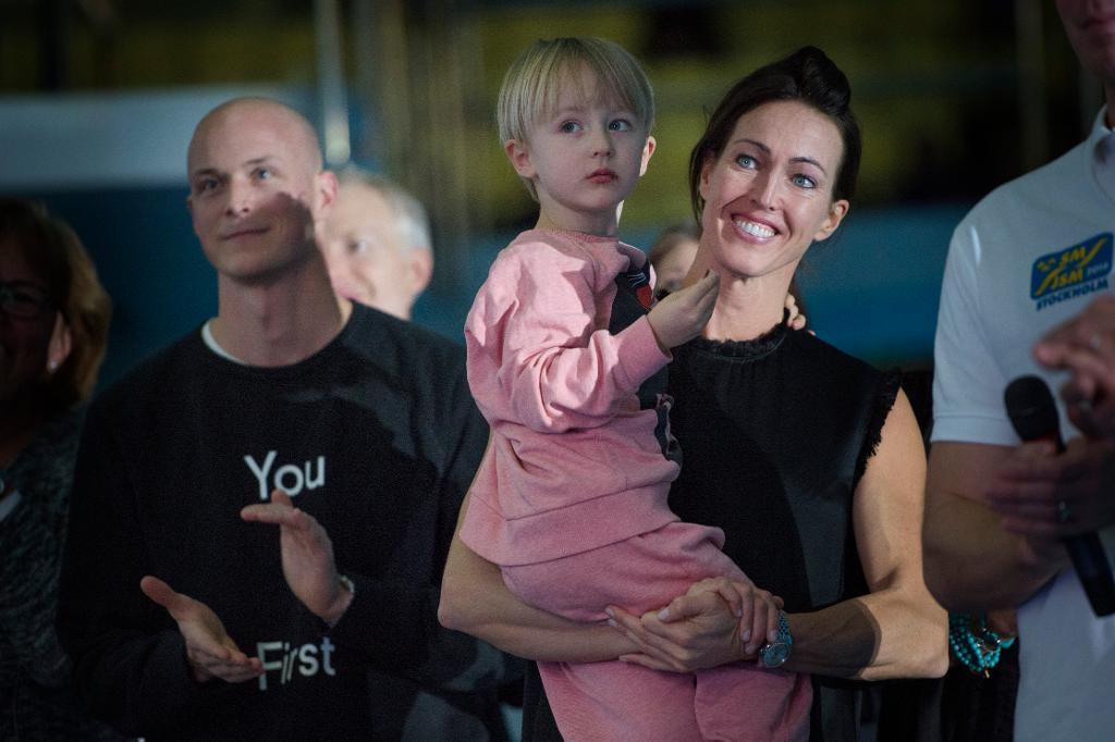 Therese Alshammar tackas av under sim-SM. Här med sin Johan och sonen Fred. (Foto: Jessica Gow/TT)