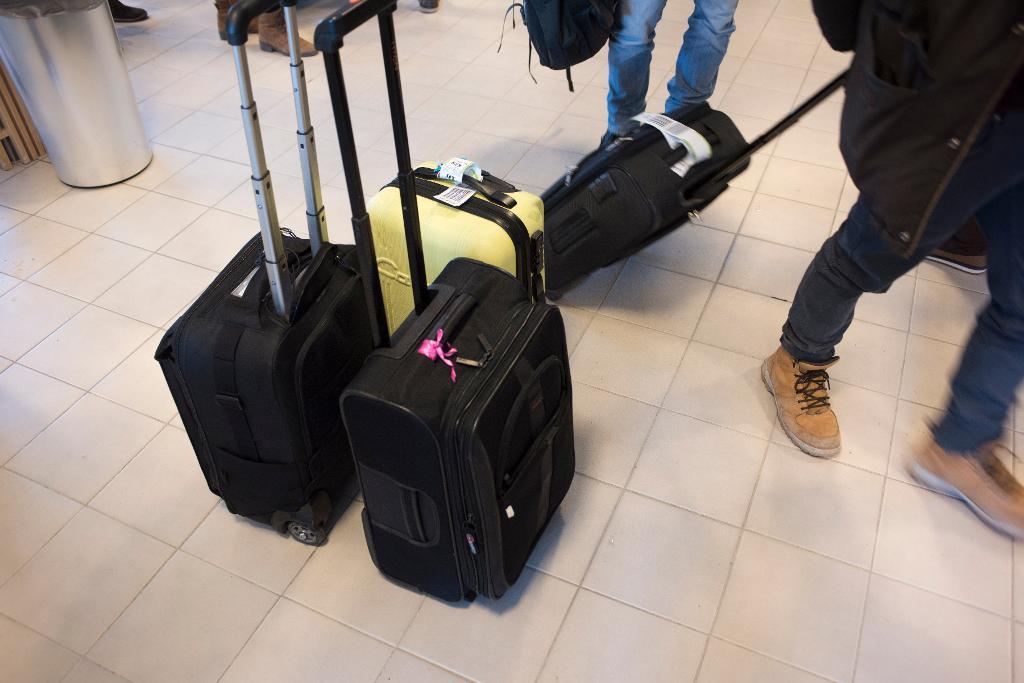 I fortsättningen kan flygbiljetter säljas helt utan plats för bagage. Då får du betala extra. Arkivbild. (Foto: Fredrik Sandberg/TT)