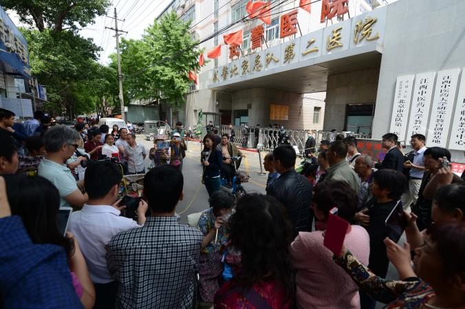 Folksamling utanför Pekings beväpnade polis andra sjukhus, 4 maj 2016. (Foto: Epoch Times)