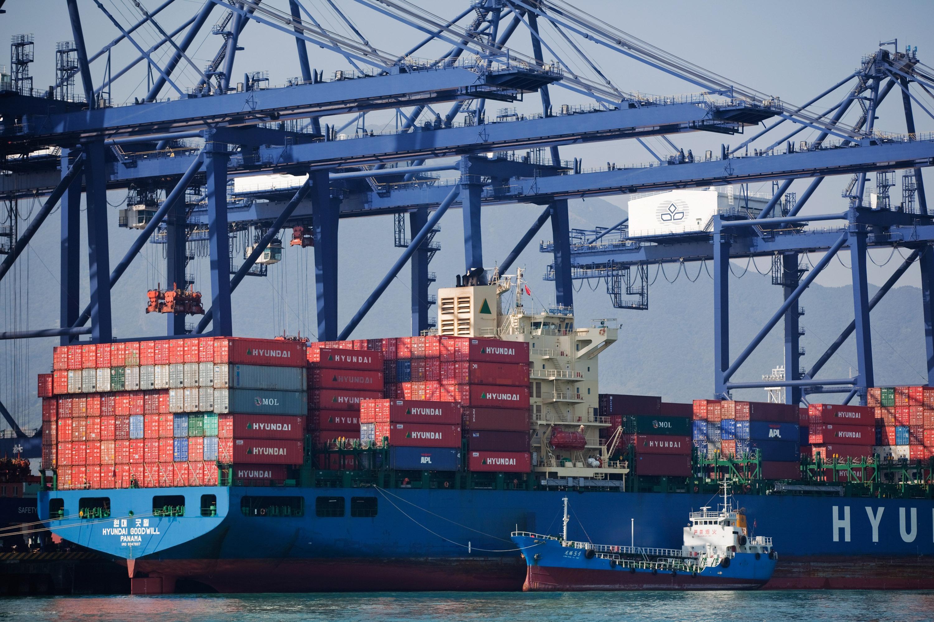 Containerfartyg i Shenzhens hamn. Kina satsar nu på ett eget frihandelsavtal runt Stilla havet efter att TPP-motståndaren Trump valts till president. (Foto: Daniel Berehulak/Getty Images)