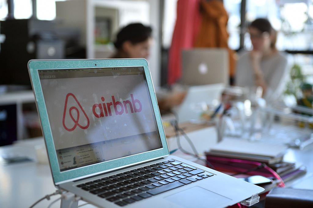 Airbnb  samlar in skatter för uthyrarnas räkning, i Paris och Chamonix. (Foto: Martin Bureau /AFP/Getty Images)