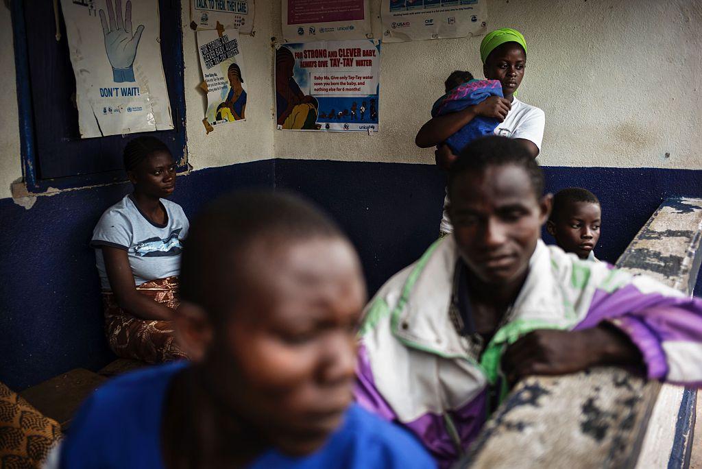 En mor står med sitt nyfödda barn på ett hälsocenter i en by utmed gränsen mellan Liberia och Sierra Leone. Sådana sjukstugor längs gränsen stod i frontenlinjen vid den stora ebola-virusepidemin. (Foto: Marco Longari /AFP/Getty Images)