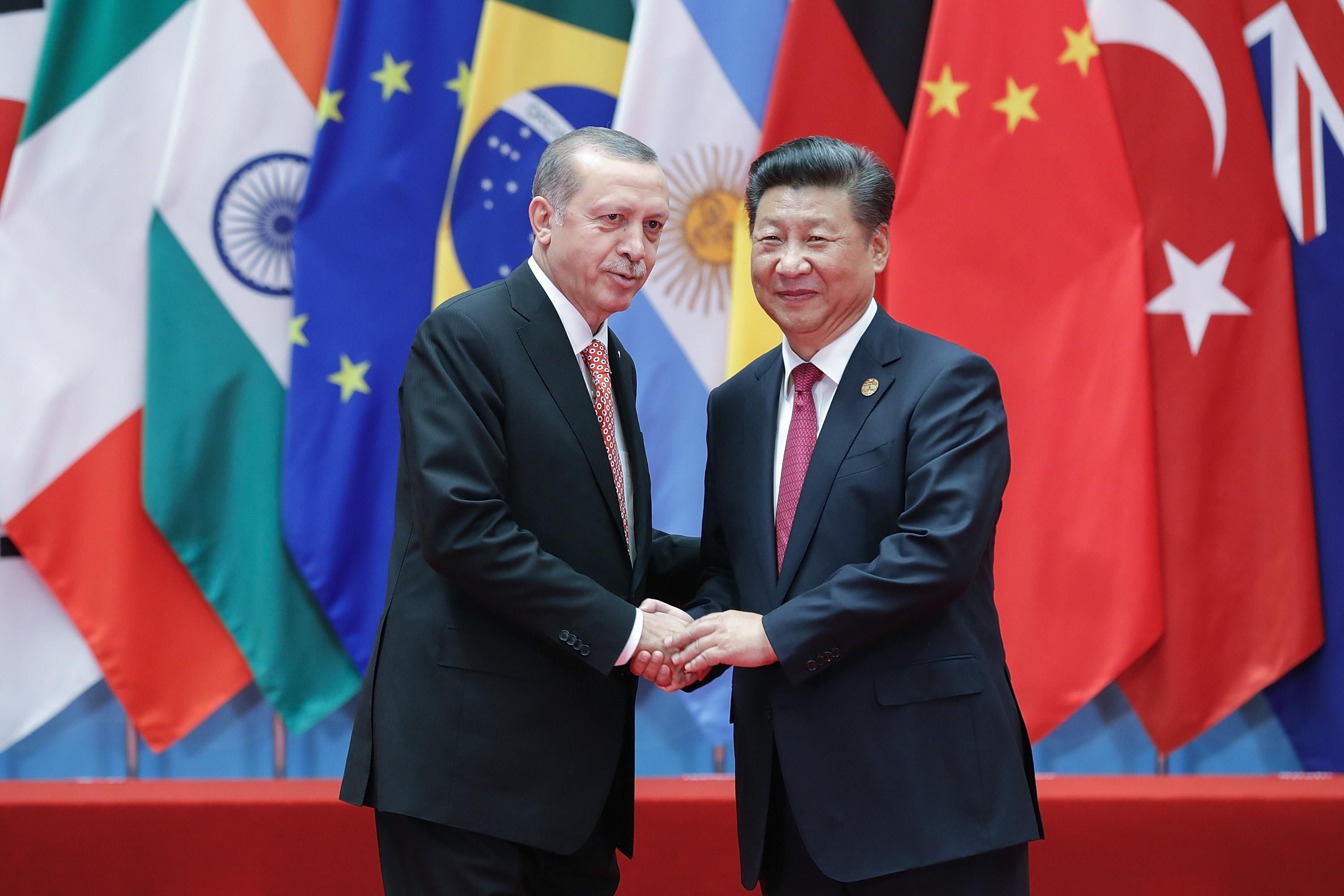 Turkiets president Tayyip Erdogan och Kinas president Xi Jinping skakar hand vid ett G-20 möte den 4-5 september 2016 i Hangzhou i Kina. (Foto: Lintao Zhang/Getty Images)