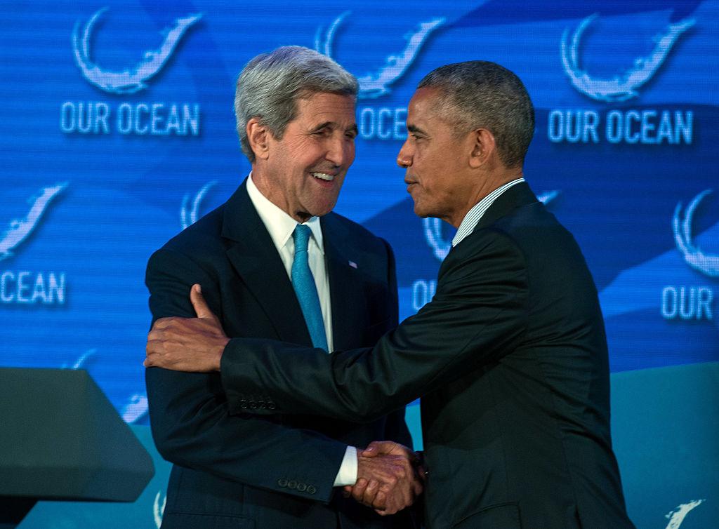 USA:s president Obama hälsar på sin utrikesminister John Kerry.  (Foto: Nicholas Kamm /AFP/Getty Images)