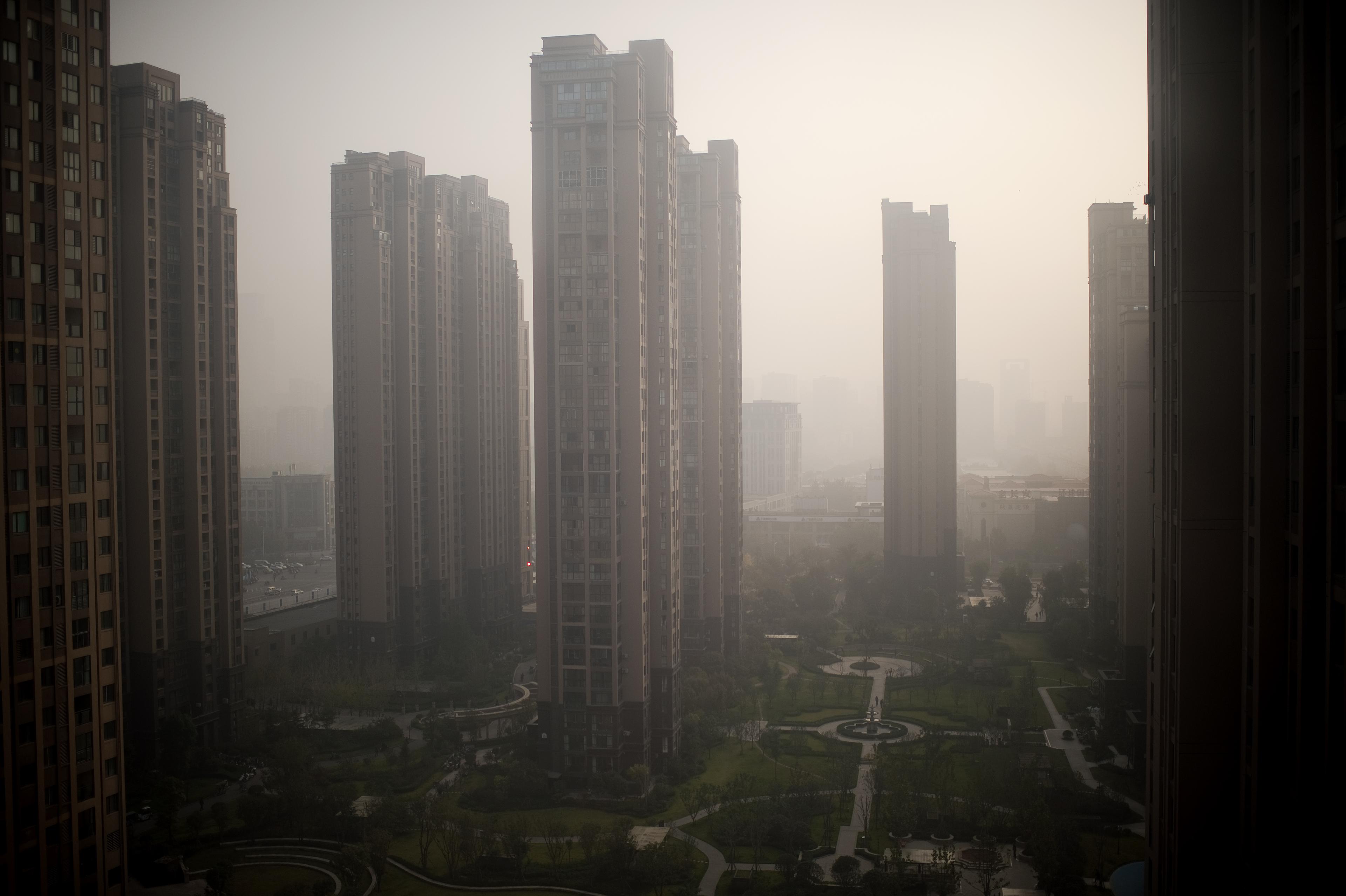Smoghöljda skyskrapor i staden Zhengzhou i Kina, i oktober 2016. (Foto: Nicolas Asfouri/AFP/Getty Images)