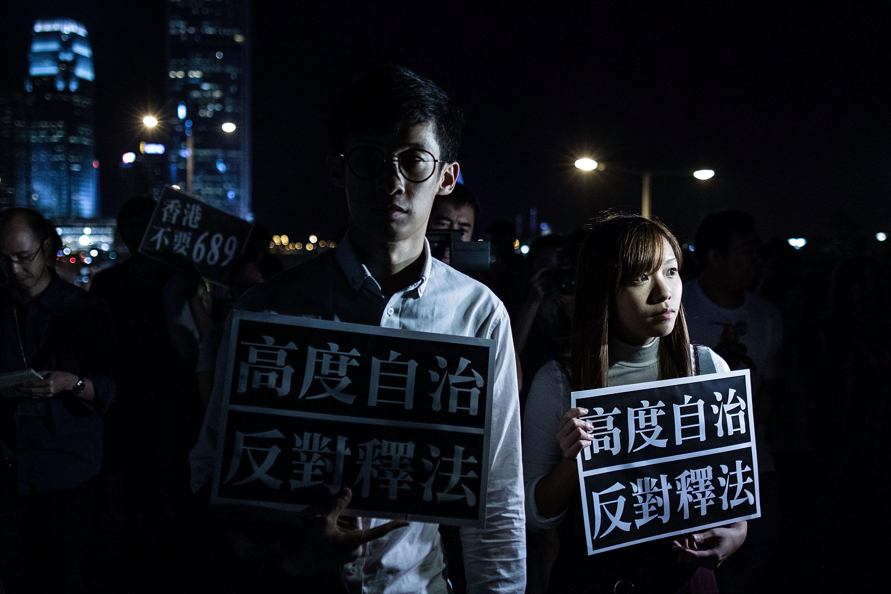 Sixtus Leung och Yau Wai-ching, som protesterade mot Kina när de svor sin ämbetsed, kommer nu att förlora sina platser i Hongkongs parlament enligt ett domstolsutslag. (Foto: Lam Yik Fei/Getty Images)