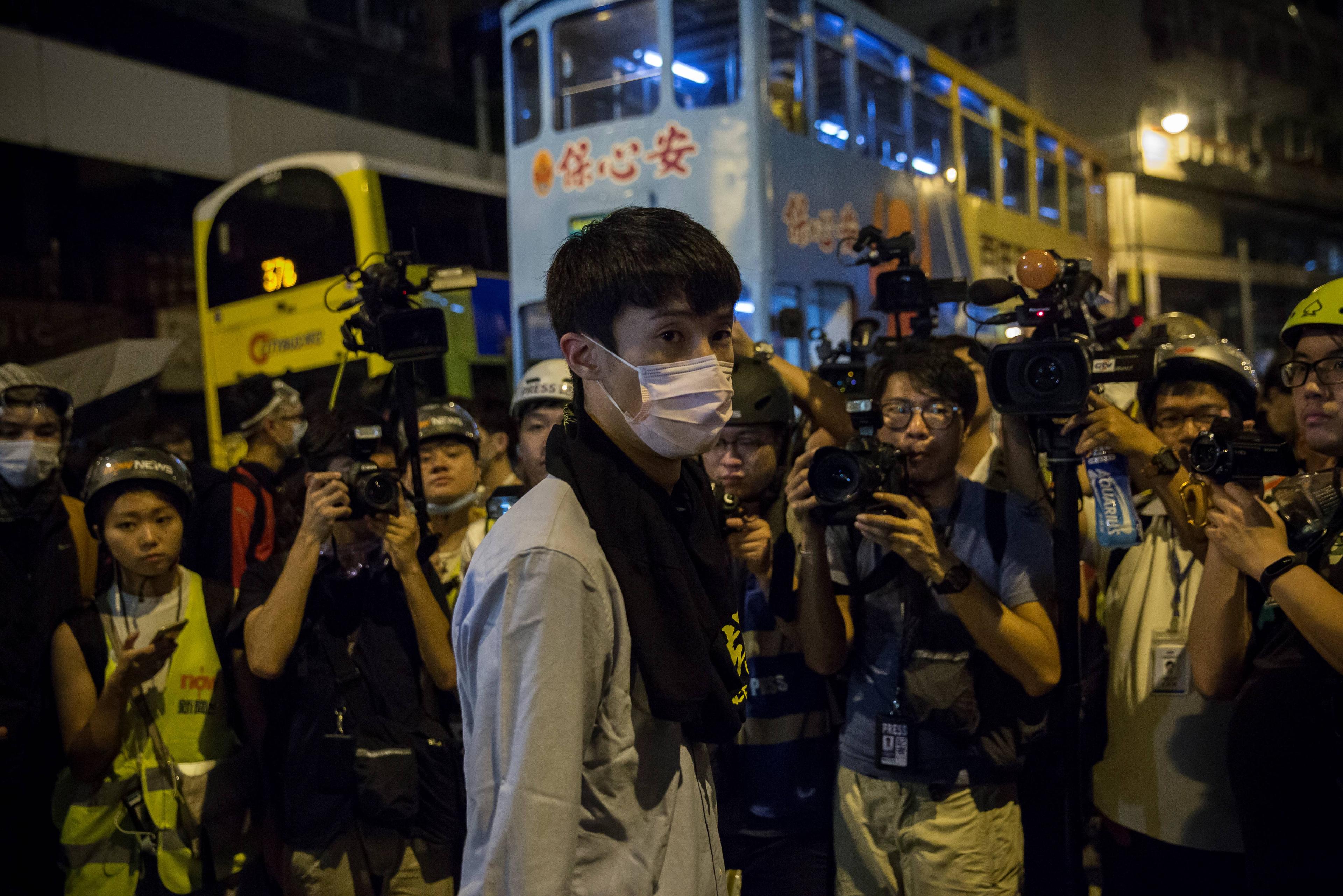 Sixtus "Baggio" Leung, en av de två ledamöter av Hongkong lagstiftande församling som nu hamnat i centrum av en till synes annalkande perfekt politisk storm. Men vad ligger bakom? (Foto: Isaac Lawrence/AFP/Getty Images)
