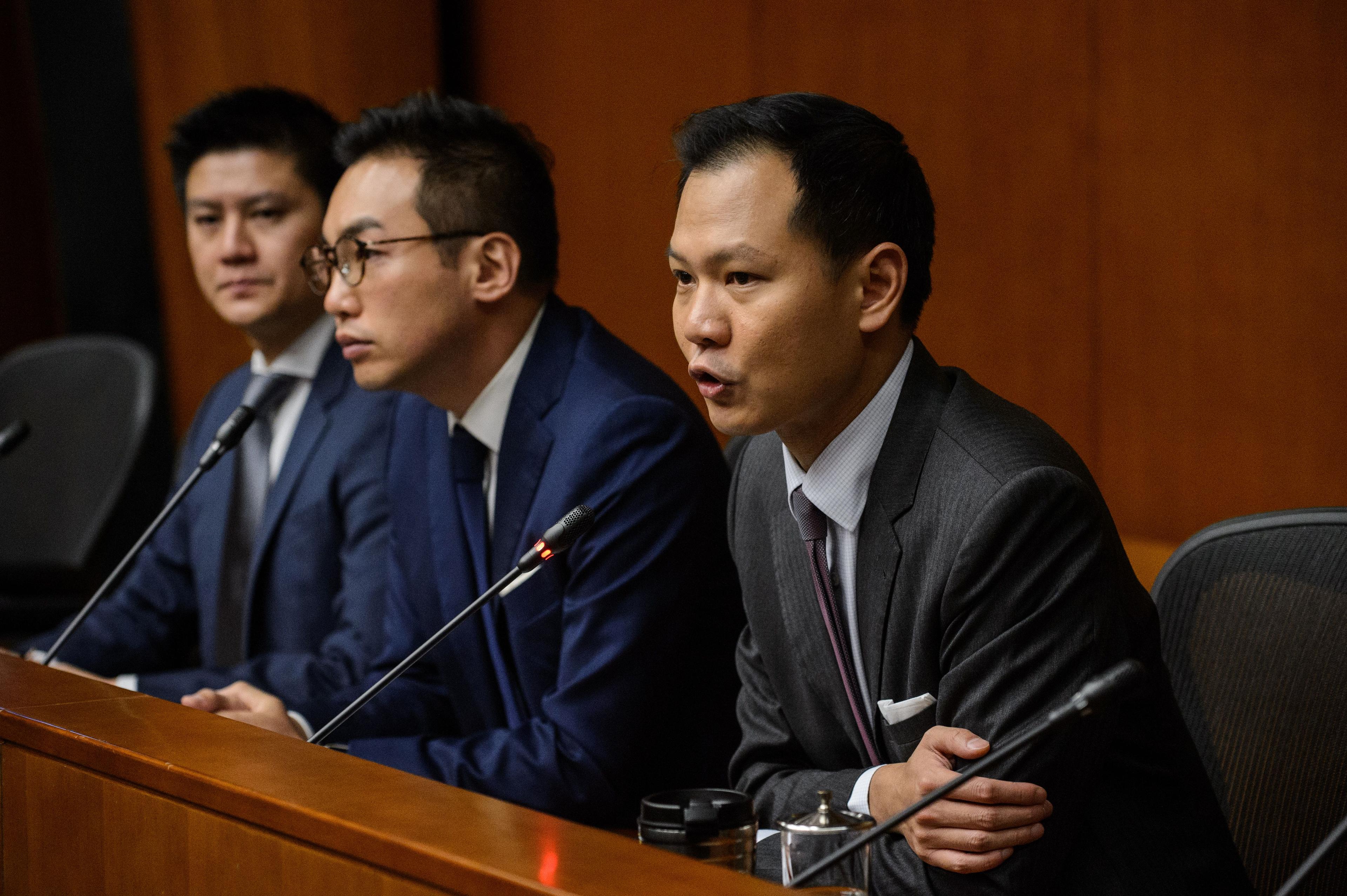 Alvin Yeung (mitten) och Dennis Kwok (höger) från Civic Party, under en presskonferens den 7 november, efter Pekings beslut att tolka Hongkongs grundlag. Prodemokratiska politiker och experter har oroats och upprörts över Pekings ovanliga beslut att direkt och oombett ingripa i Hongkongs grundlagsfrågor. (Foto: Anthony Wallace/AFP/Getty Images)