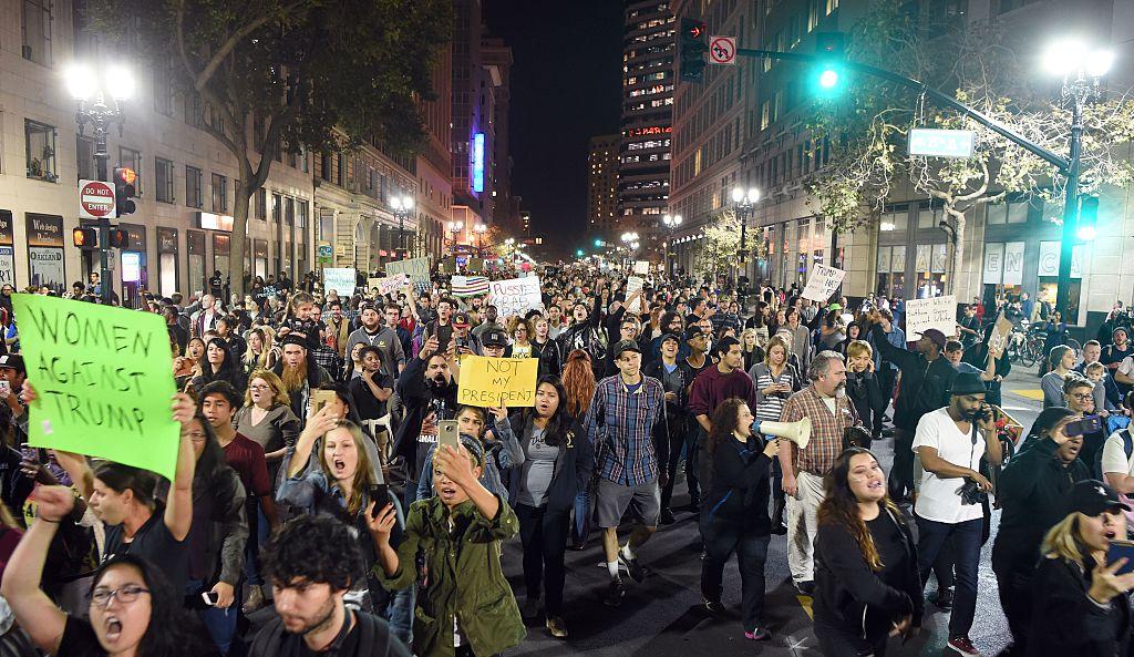 Tusentals protesterar mot Trump i Oakland, Kalifornien den 9 november , 2016.
 (Foto: Josh Edelson/AFP/Getty Images)