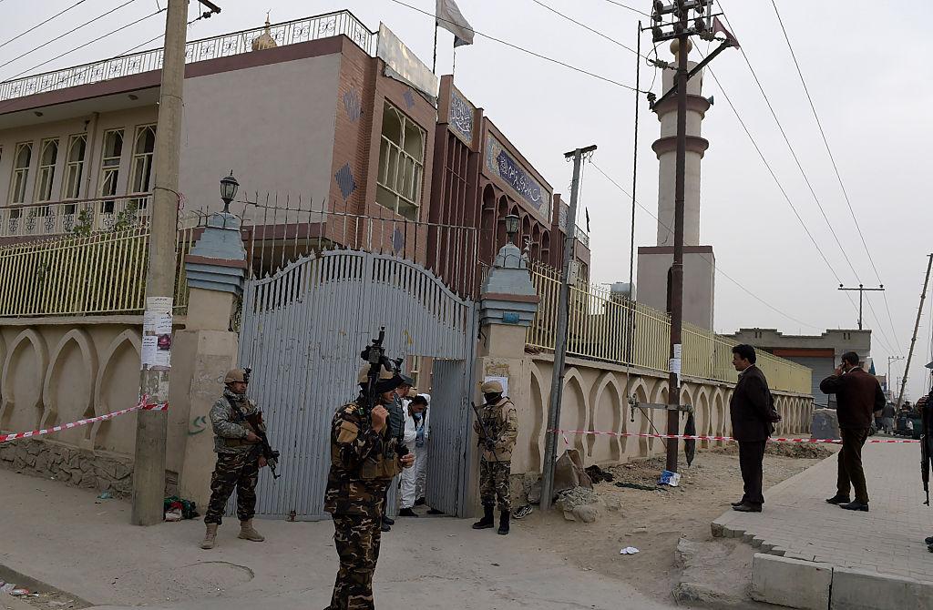 Afghansk säkerhetspolis utplacerad vid den moské  som var självmordsbombarens mål. (Foto: Shah Marai /AFP/Getty Images)