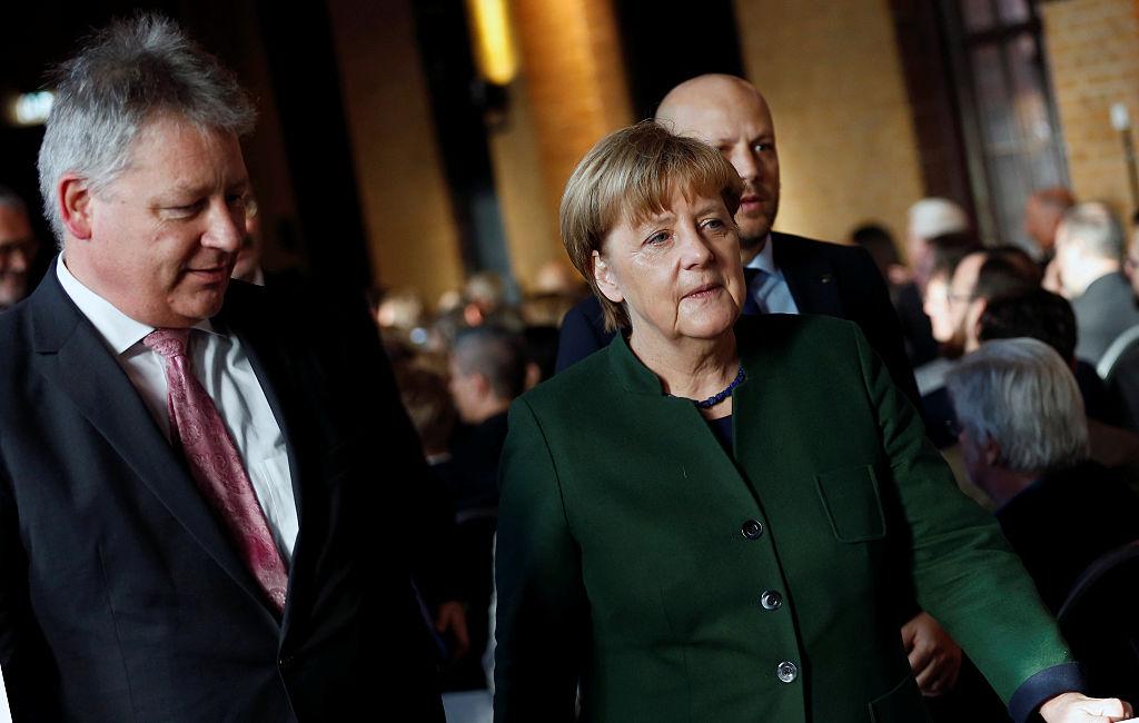 Tysklands förbundskansler Angela Merkel och ordföranden för den tyska underrättelsetjänsten Bruno Kahl, den 28 november 2016. (Foto: Hannibal Hanschke/AFP/Getty Images)
