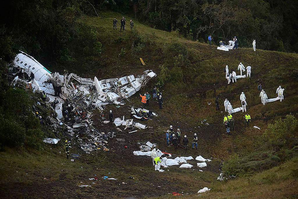 Det chartrade planet kraschade in i berget Cerro Gordo, med ett brasilianskt fotbollslag ombord. Endast tre av spelarna i Chapecoense ser ut att ha överlevt flygolyckan. (Foto: Raul Arboleda /AFP/Getty Images)