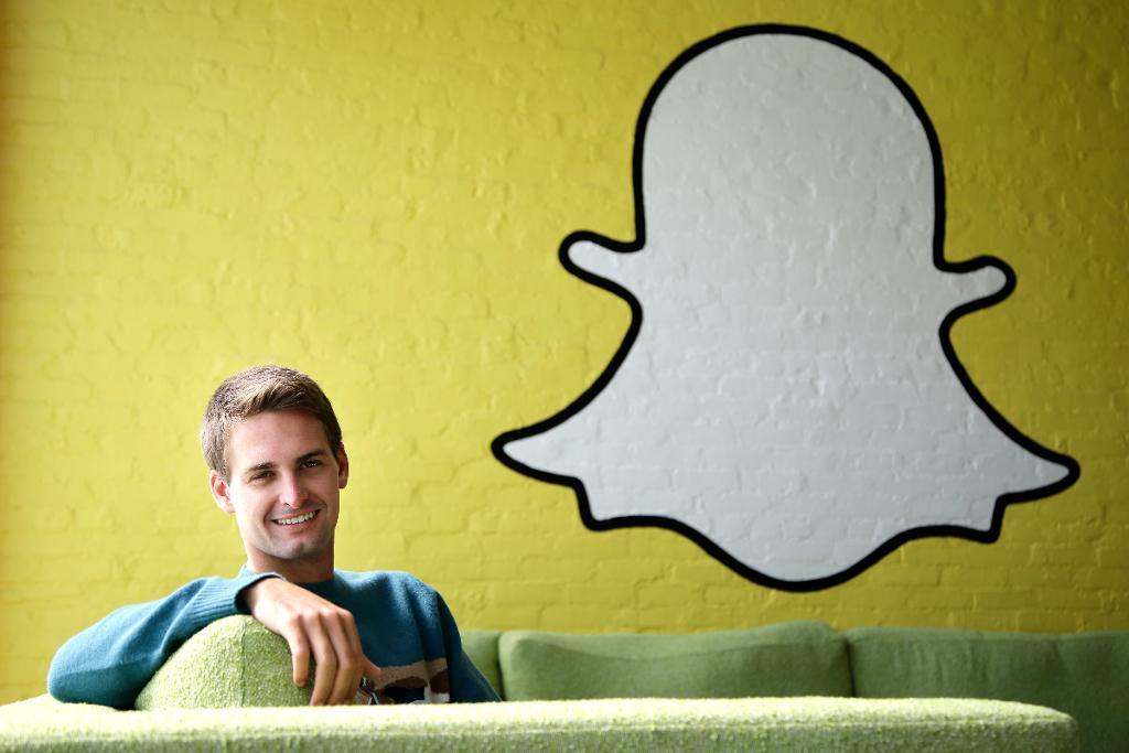 Snapchats vd Evan Spiegel framför Snapchatloggan. Arkivbild. (Foto: Jae C. Hong)