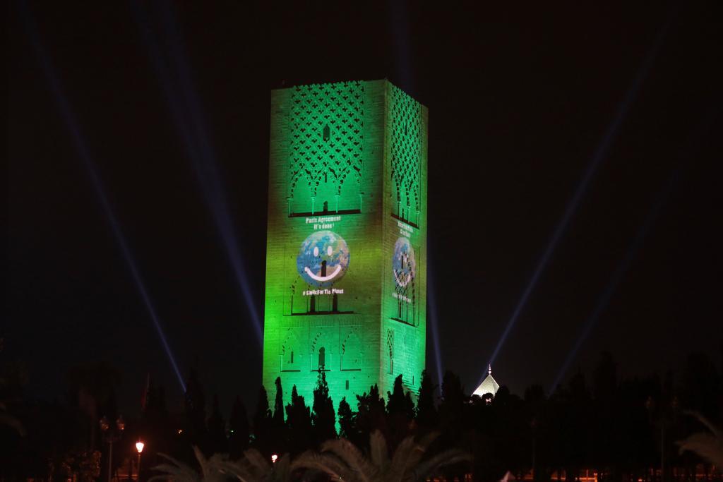 Det historiska monumentet Hassan Tower i Marockos huvudstad Rabat lystes upp i grönt för att fira att Parisavtalet formellt har trätt i kraft, fredagen den 4 november. (Foto: Mosa'ab Elshamy/AP/TT)