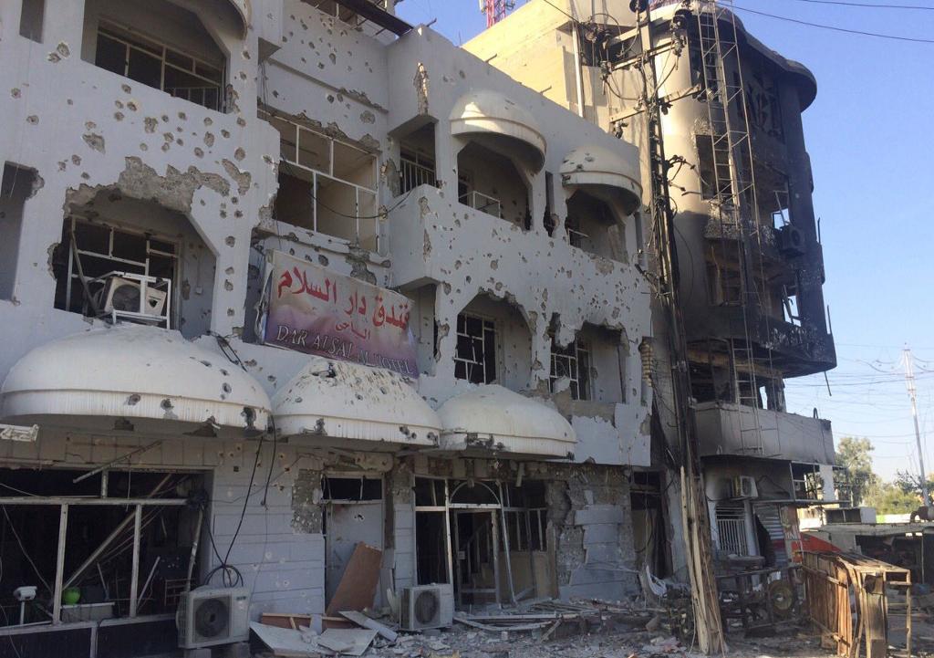 Skadade byggnader på ett foto efter en attack den 21 oktober som terrorgruppen IS pekats ut för. Nu anklagar Amnesty International kurdiska myndigheter för att ha drivit ut araber från staden som hämnd. Arkivbild. (Foto: AP/TT)