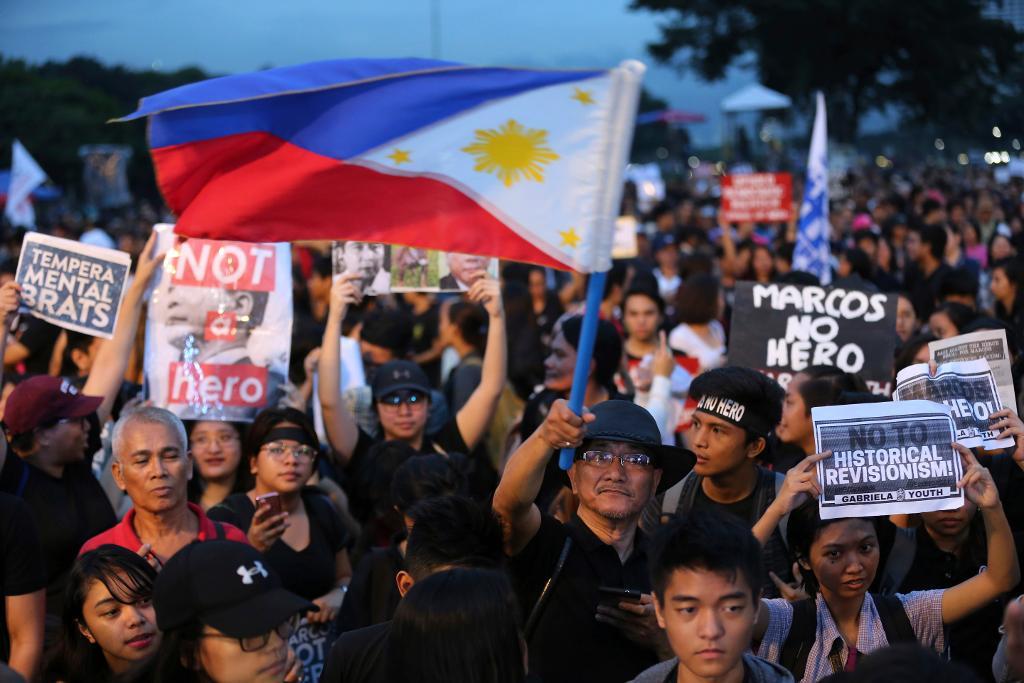Demonstrationer i Manila en vecka efter att Filippinernas tidigare diktator Ferdinand Marcos begravts som hjälte. (Foto: Bullit Marquez/AP/TT)