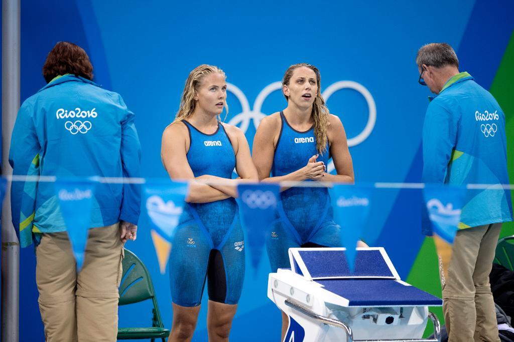 Michelle Coleman (vänster) och Jennie Johansson under försöken på 4x100 meter medley under OS i Rio. Arkivbild. (Foto: Jessica Gow/TT)